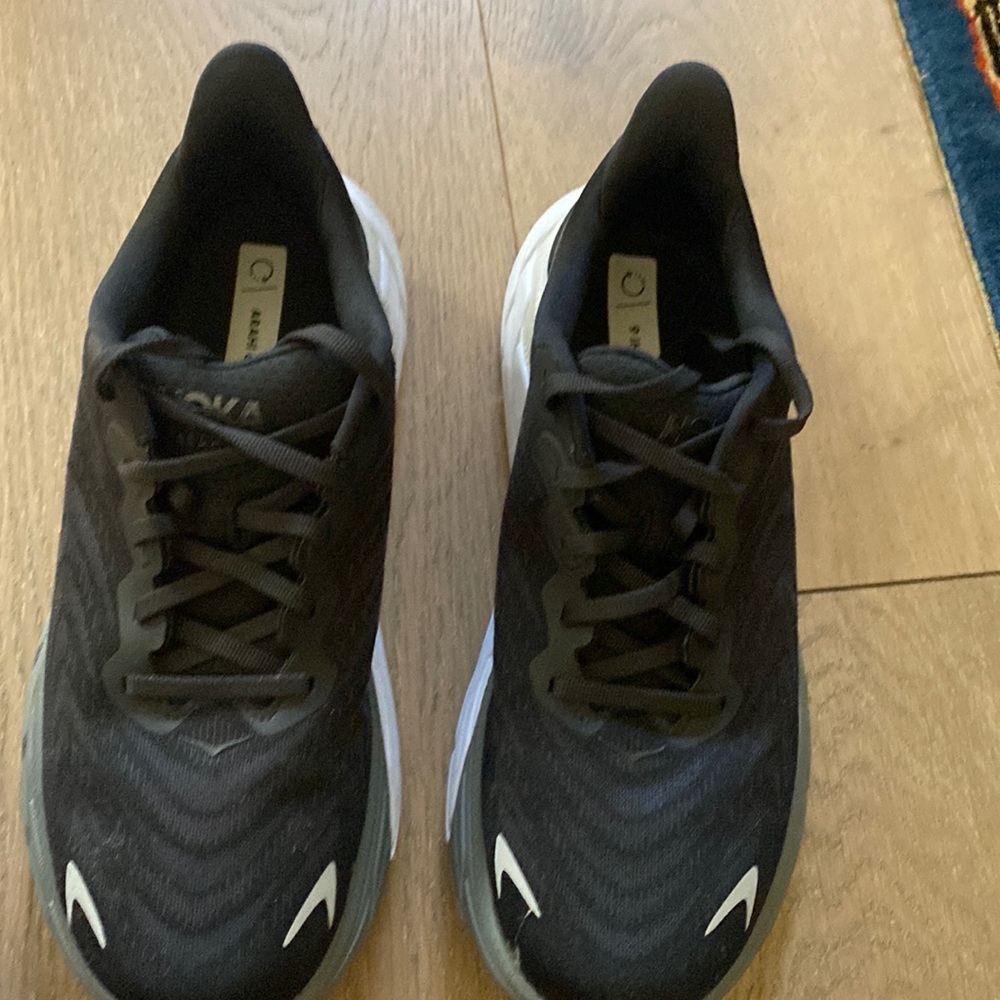 Hoka Arahi 6 size 9B everyday running shoe. Black with white and  grey.
